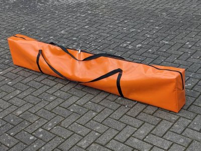 Transporttasche aus LKW-Planenstoff für die Richtlatte in Farbe orange